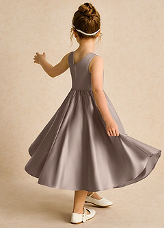 Azazie Hermia Robe Demoiselle D'honneur Fillette Robe Trapèze en Mat Satiné Sans manches Taupe image5