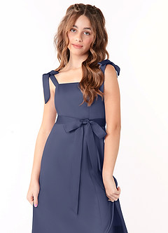 Azazie Barbara Junior Robe Trapèze en Mat Satiné Arc Bleu Orageux image5