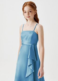 Azazie Kaylee Junior Robe Trapèze en Satiné métallisé avec ceinture Acier Bleuté image6