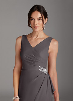 Azazie Saturn Mère de la mariée Robes Robe Fourreau en Mousseline de soie Col V plissé Gris Acier image2