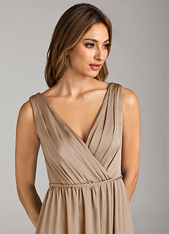 Azazie Tanicia Robes de demoiselle d'honneur Robe Trapèze en Satin extensible Plissée Taupe image6