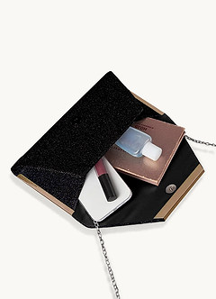 front Elegante embrague con solapa de purpurina.