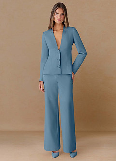 front Elara Azul Claro Traje de dos piezas de tejido refinado con escote pronunciado