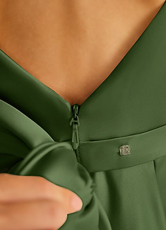Azazie Pipsy Blumenmädchenkleider A-Linie Schleifen Matte Satin Kleid Olivgrün image6