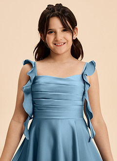 Azazie Kira Junior Vestido de Azul Acero de Satén Elástico de Corte en A con Volante image8