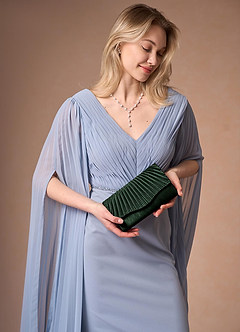 front Farblich passendes Set aus Sandalen und Clutch aus Metallic-Satin