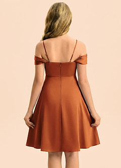 Azazie Anselie Junior Robe Trapèze en Satin extensible Épaules dénudées Cannelle image2