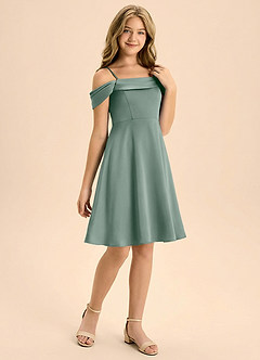 Azazie Anselie Junior Vestido Salvia Plateada de Satén Elástico de Corte en A con Hombros descubiertos image6