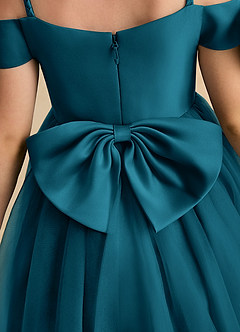 Azazie Amie Robe Demoiselle D'honneur Fillette Robe Trapèze en Mat Satiné Épaule décolletée Bleu Encre image8