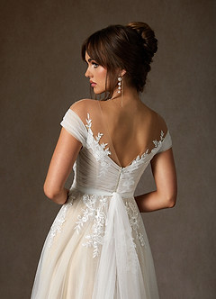 Azazie Cindy Abiti da Sposa Abito A-Line in Tulle a Spalla Scoperta in Pizzo con Illusione Bianco Diamante Champagne image9