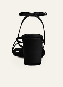 front Kurze High Heels mit überkreuzten Knöchelriemen