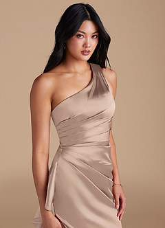 Azazie Latrice Robes de demoiselle d'honneur Robe Fourreau en Satiné métallisé Ue épaule Taupe image3