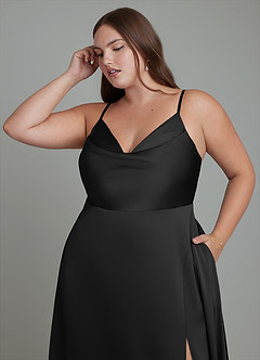Azazie Sarella Vestidos de damas de honor Vestido Negro de Satén Elástico de Línea A con Plisado image4