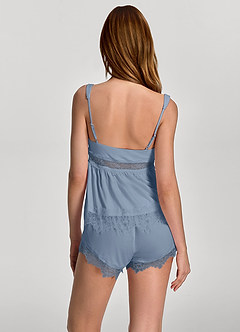 front Conjunto de pijama de camisola y shorts de rayón suave con cuello cuadrado, encaje multicapa y aberturas.