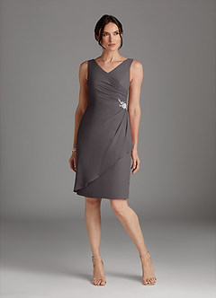 Azazie Saturn Mère de la mariée Robes Robe Fourreau en Mousseline de soie Col V plissé Gris Acier image3