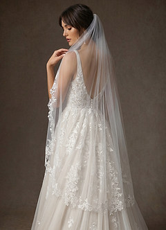 front Blooming Petal-Edged Lace Fingertip Veil