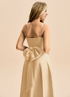 Azazie Rumi Junior Abito A-Line in Raso Elasticizzato Plissettato Oro image6