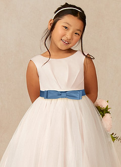 front Azazie matchande färg Satin Layered Bow Sash