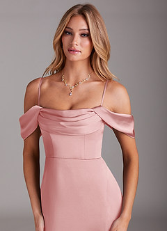 Azazie Saige Abiti da Damigella Abito Tubino in Raso Elasticizzato a Spalla Scoperta Rosa Cipria image2