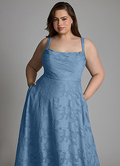 Azazie Shaude Abiti da Damigella Abito A-Line in Burnout Floreale Plissettato Blu Acciaio image10