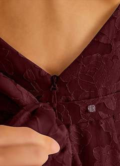 Azazie Pipssy Robe Demoiselle D'honneur Fillette Robe Trapèze en Blumen-Burnout Plissé Cabernet image5