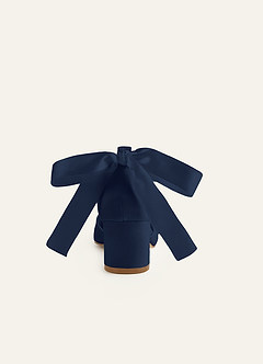 front Farblich passende Blockabsätze aus mattem Satin mit Perlen und Schleife, spitzer Zehenpartie