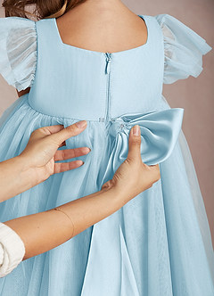 Azazie Kalio Robe Demoiselle D'honneur Fillette Robe Trapèze en Tulle avec manches Bleu Ciel image4
