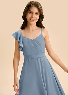 Azazie Kelsea Junior Vestido de Azul Polvoriento de Gasa de Corte en A con Volante image7