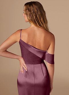 Azazie Lia Jurken voor bruidsmeisjes Jurk van Metaalachtig Satijn met Kolom Off the Shoulder Cabernet image2