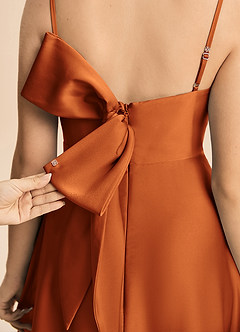 Azazie Isolde Junior Vestido de Canela de Satén Elástico de Corte en A con Plisado image6