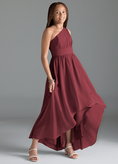 Azazie Mathilda Junior Robe Trapèze en Mousseline de soie Plissée Merlot image3