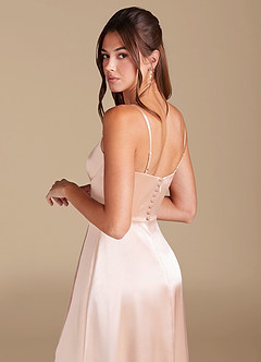 Azazie Halsey Vestidos de damas de honor Vestido de Oro Rosa de Satén Metálico de Corte en A con Corte Lateral image2