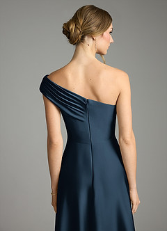Azazie Melanie Robes de demoiselle d'honneur Robe Trapèze en Satin extensible Épaules dénudées Bleu Marine Foncé image2