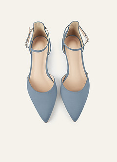 front Passende farblich abgestimmte, matte Satin-Pumps mit spitzer Zehenpartie, Knöchelriemen und Blockabsatz