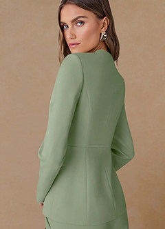 front Elara Staubiger Salbeigrün Zweiteiliger Anzug aus hochwertigem, extrem tief ausgeschnittenem Material