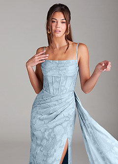 Azazie Denisa Robes de demoiselle d'honneur Robe Fourreau en Blumen-Burnout Plissée Bleu Ciel image6