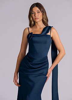 Azazie Inara Robes de demoiselle d'honneur Robe Sirène en Satin extensible Plissée Bleu Marine Foncé image7