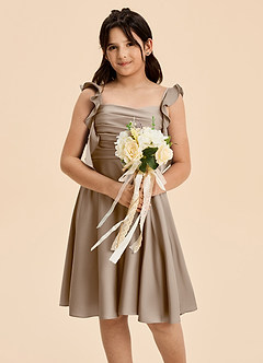 Azazie Kira Junior Vestido de Gris Pardo de Satén Elástico de Corte en A con Volante image6