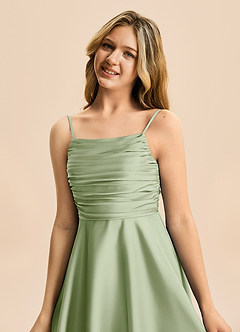 Azazie Miko Junior Vestido de Salvia Polvorienta de Satén Elástico de Corte en A con Plisado image8