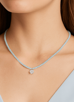 front Himmelsblått pärlhalsband