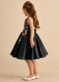 Azazie Prima vestidos de niña de las flores Vestido Negro de Satin Mate de Línea A con Lazo image4
