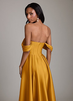 Azazie Loisa Abiti da Damigella Abito A-Line in Raso Elasticizzato a Spalla Scoperta Caramello image4