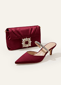front Conjunto a juego de zapatos de tacón bajo sin cordones y bolso de mano de satén elástico con pedrería.