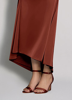 front Farblich passende Sandalen aus Stretch-Satin mit einem Riemen und Schnalle und klobigem Absatz