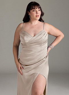 Azazie Yola Robes de demoiselle d'honneur Robe Fourreau Convertible en Satin extensible Plissee mit V-Ausschnitt Givre image14