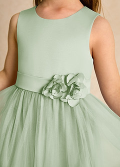 Azazie Miracle Blumenmädchenkleider A-Linie Schleifen Matte Satin Kleid Staubiger Salbeigrün image6