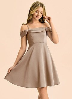 Azazie Anselie Junior Vestido Gris Pardo de Satén Elástico de Corte en A con Hombros descubiertos image1