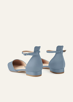 front Passende farblich abgestimmte, matte Satin-Pumps mit spitzer Zehenpartie, Knöchelriemen und Blockabsatz