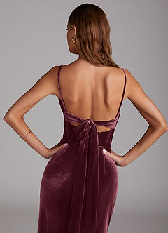 Azazie Mai Vestidos de damas de honor Vestido de Frambuesa de terciopelo de Corte Recto con Escote de Corazón image6