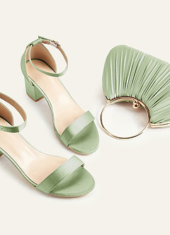 front Zestaw metalicznych, satynowych sandałów na niskim obcasie w pasującym kolorze z plisowaną torebką